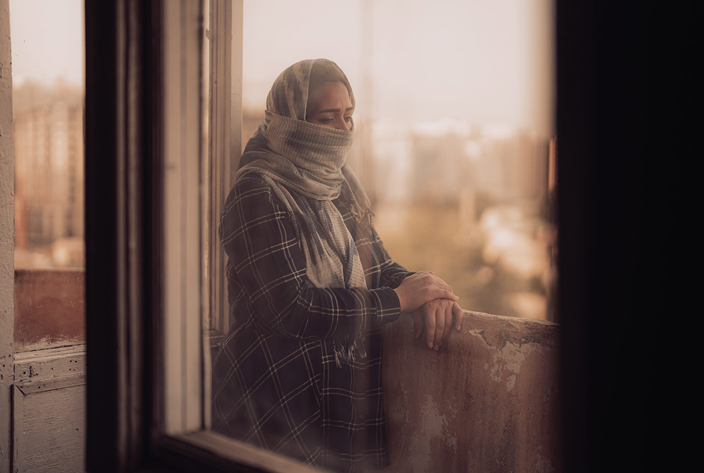 XS_Ariana-looking-out-of-a-window-5-2025_0028418